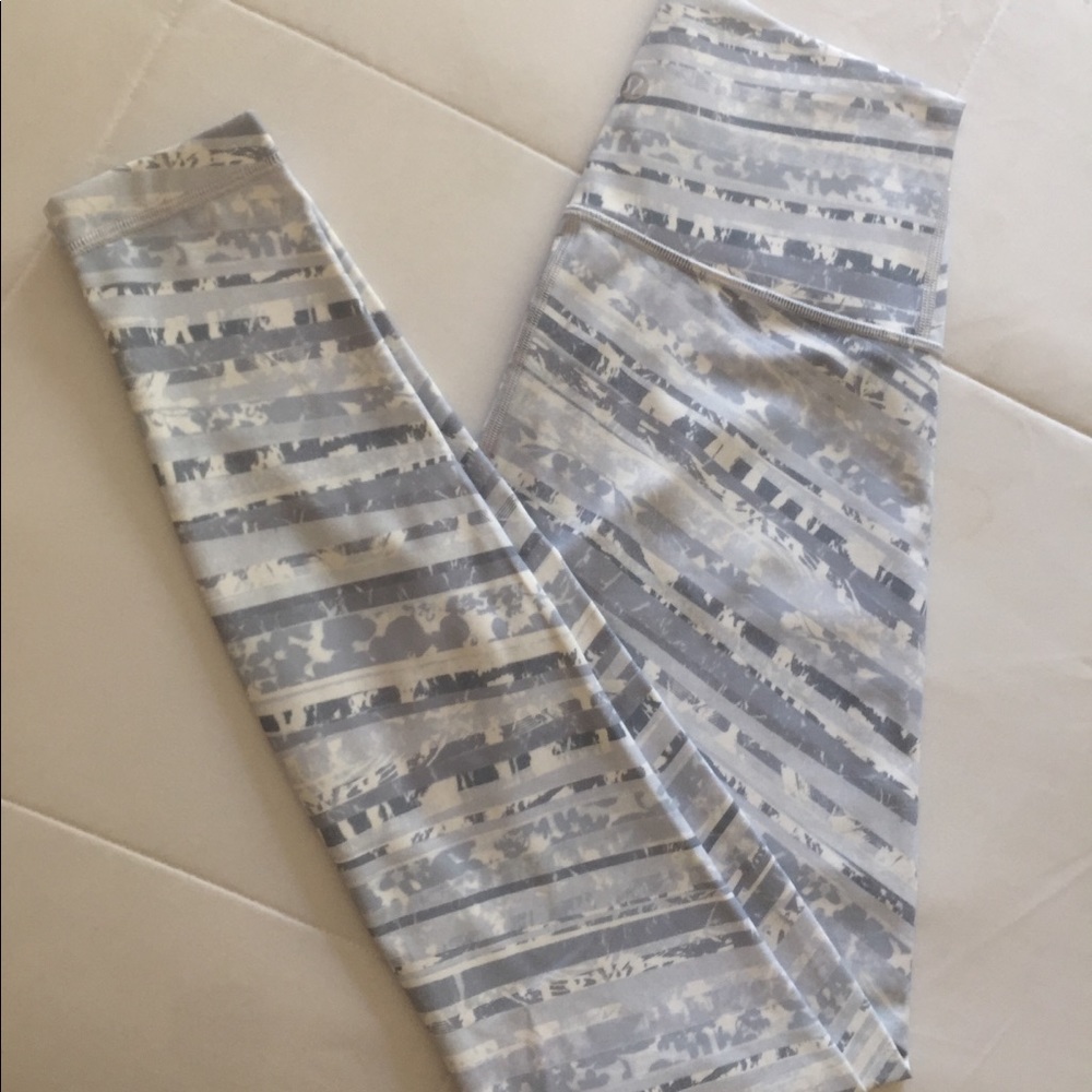 Lululemon Wunder Under tights, Like New, Size 4